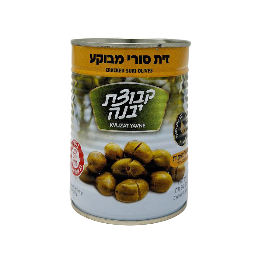 Can of cracked suri olives with Kvyazat Yavne branding on a white background